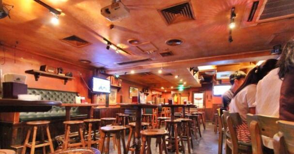 服务很好.   2.酒挺贵的,不过毕竟是京基100顶层,上下楼都有一种快感.