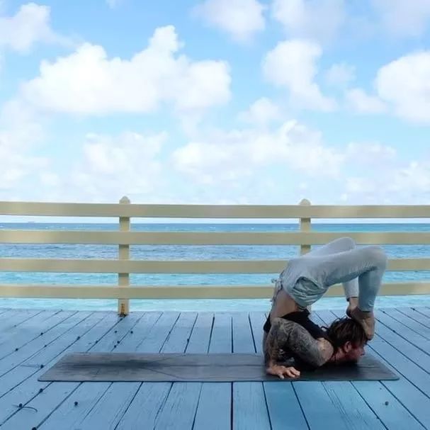 单手蝗虫式,男朋友的公狗腰练这1个体式就够了