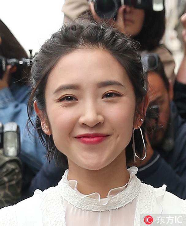 唐艺昕大冬天穿深v露光腿,却被网友吐槽人丑腿短!