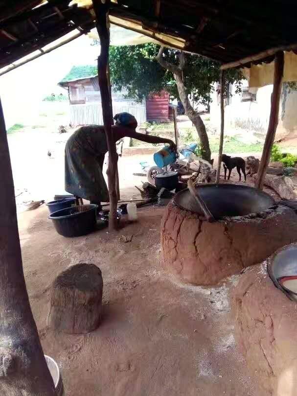 他们的灶台和我们现在用的灶台大不相同,都还是用泥巴制作而成的.