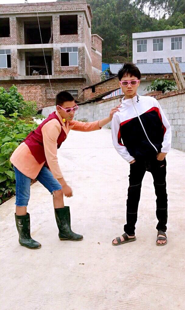 这个"农村网红"是如何在直播平台俘获400万粉丝的?