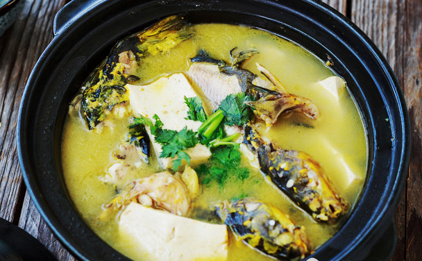 农村河里钓获这鱼,咬人扎手让人畏惧,就是味道太诱人