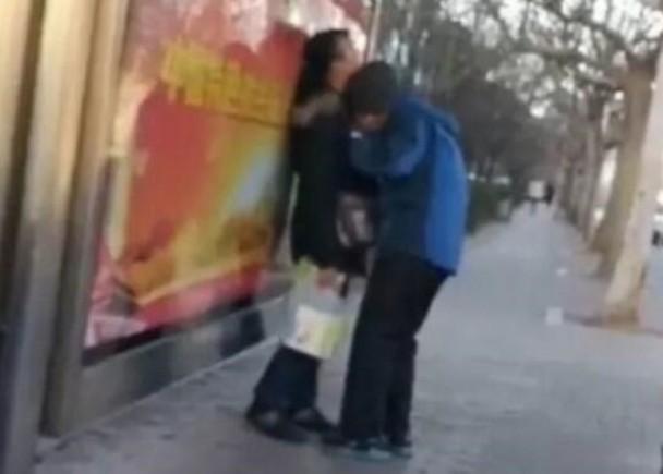 辽宁大连一对情侣公交站掀衣吻胸, 旁边老人小孩不禁脸红