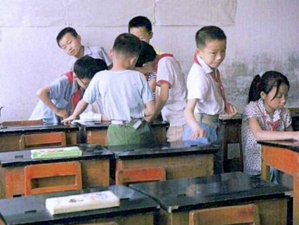80年代老照片:那个调皮捣蛋的女孩,如今你在哪里