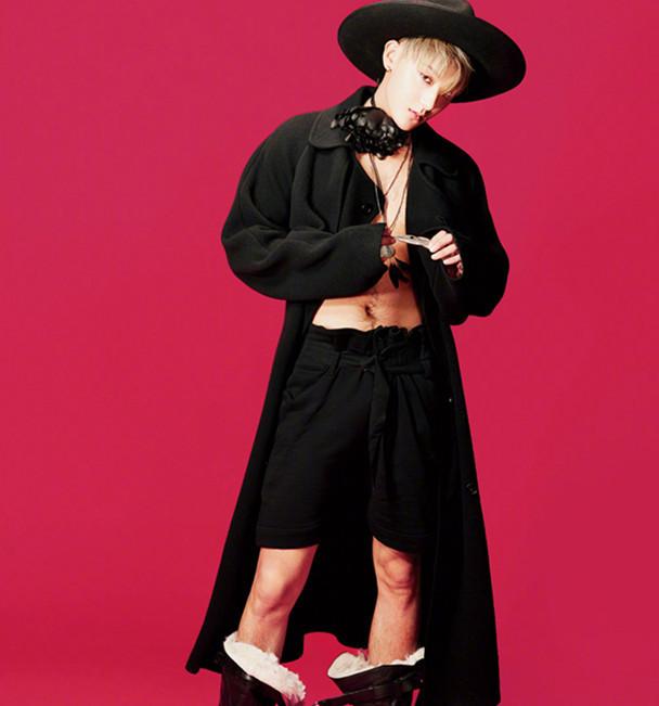 黄子韬排练的造型来了,这手臂看着很健硕!