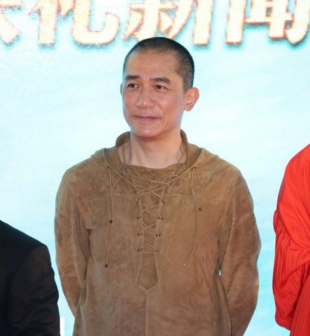 梁朝伟寸头秒变大爷,网友:张艺谋失散多年的兄弟