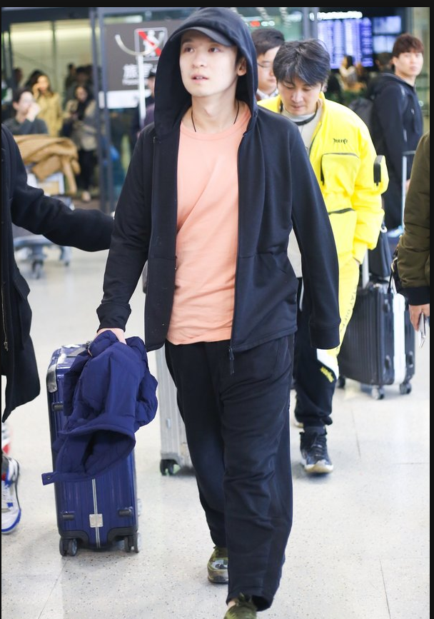 董子健穿黑色连帽卫衣搭配粉色t恤现身机场 打扮低调随意