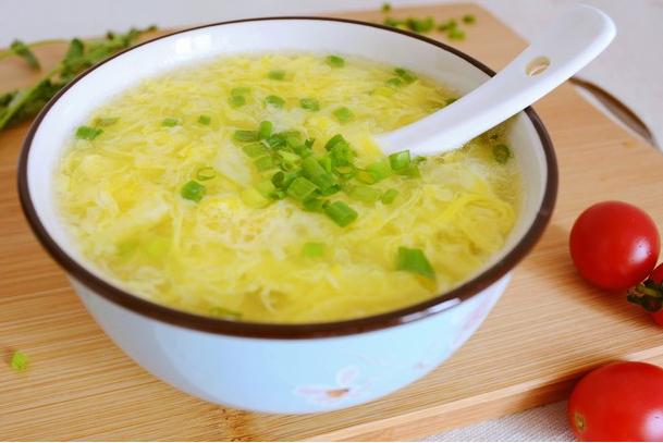 鸡蛋汤人人都会做,但会做和做好还是区别很大,教你做得鲜美爽滑