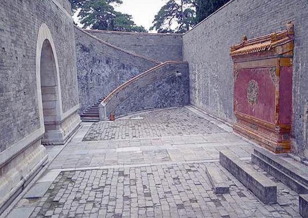 景陵地宫门久年未关,至今积水,康熙尸骨浸泡其中,惊坏考古队员