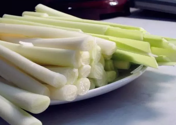 它是长在水里的蔬菜,又叫"抗金菜",生吃可止消渴,益处多多