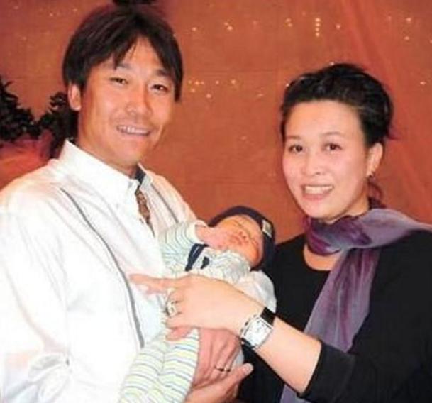 那英与二婚老公近照,素颜邋遢似大妈,烟不离手,不化妆见不得人