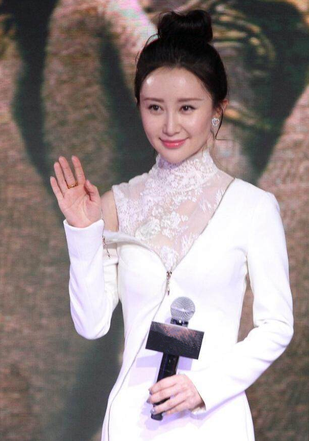 舒畅白衣翩翩 露肩透视装尽显女人味