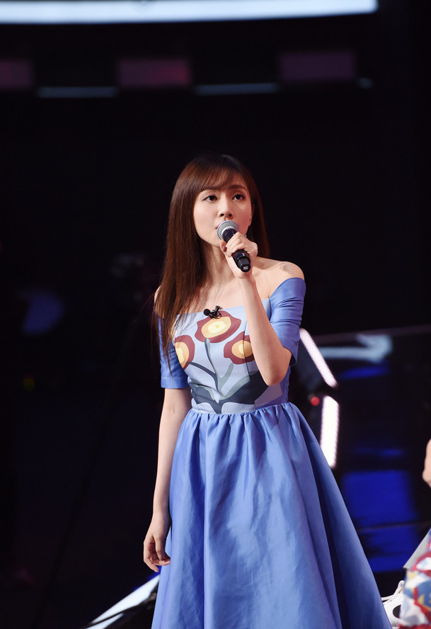 她从小父母离异,和男星地下情被骂滚出娱乐圈,气质温婉淡定!