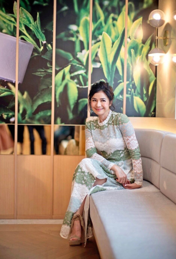 成龙赞她美得像孔雀恩爱16年丈夫去世后守寡至今57岁美若少女