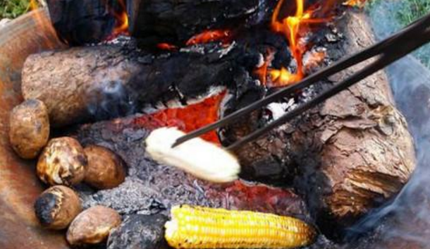 农村儿时围着火盆烤火,那大概就是最温暖的时候了吧