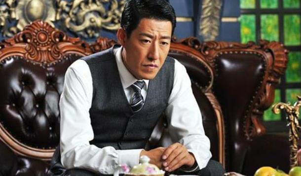 在戏里演硬汉和英雄,生活中却被曝打妻子,导致妻子流产!