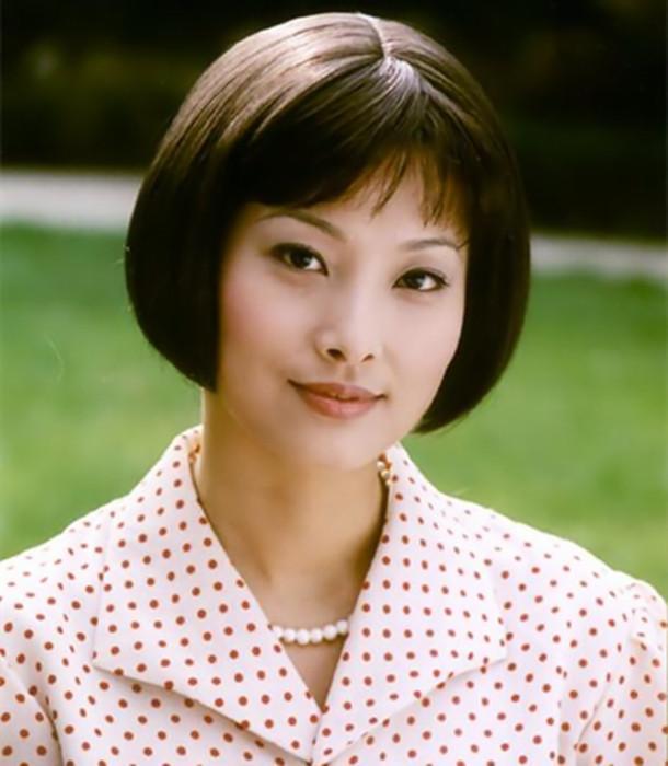 她是《金粉世家》中的白富美, 生活中的她气质超凡, 不输刘亦菲