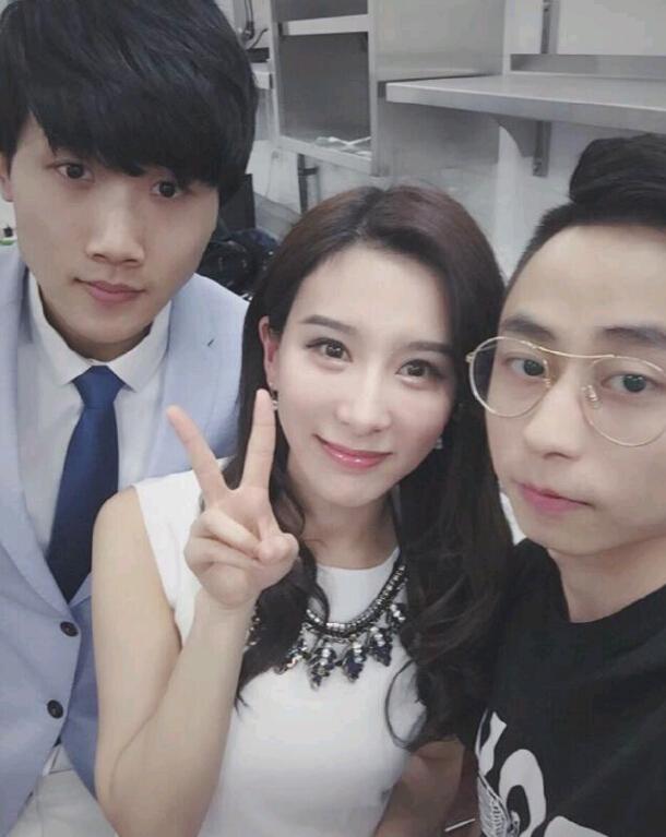 作为微笑的前女友,当初苏小妍登上lpl当解说时还有很多人不太认可她