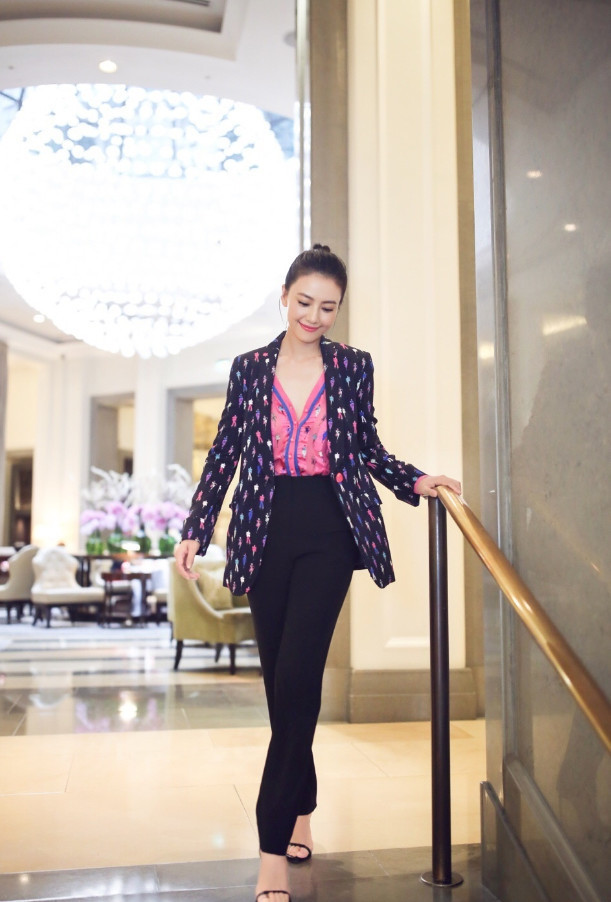 她与男友同居2年,谈婚论嫁时却被抛弃,如今嫁小4岁男神美上天