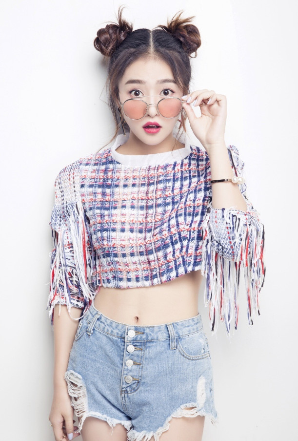 她18岁被邓建国捧出道,如今成16亿电影女主,24岁美出天际