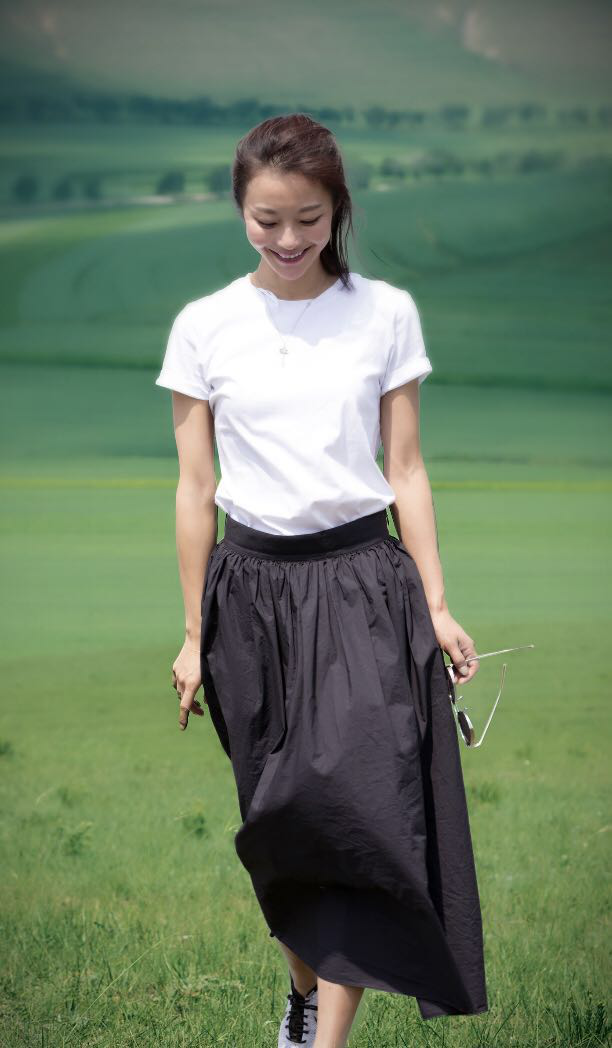 37岁的刘希媛轻松玩转穿搭,气质依然如同17岁恬静温婉!