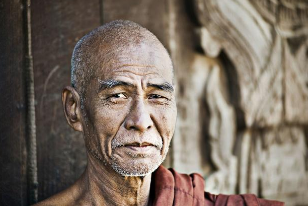 黎村有个老和尚,号称上知一半,下面全知,因为常常帮助村民解惑,所以