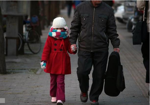 最后一个接孩子回家,你会害了孩子一辈子!