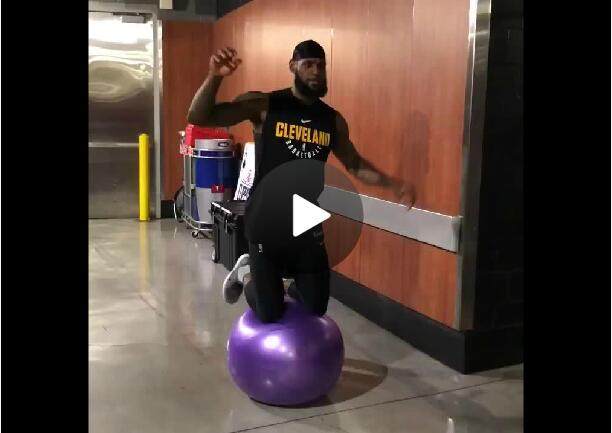 詹姆斯双腿跪瑜伽球练接水瓶如杂耍 网友:科比