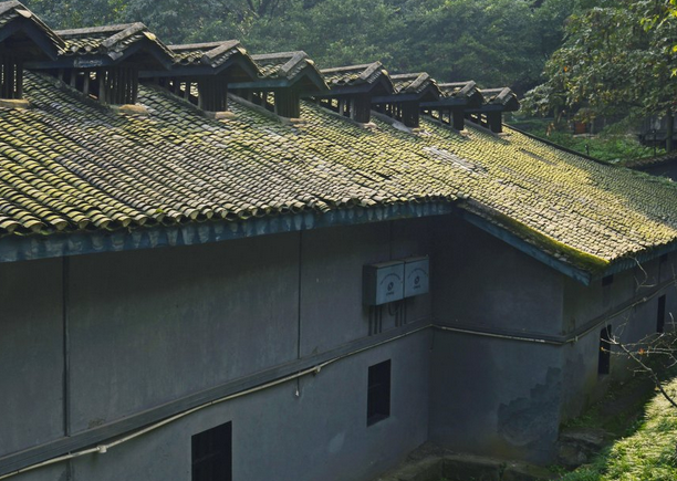 要是划算点的游法,就是百度先搭公交去白公馆,走着去梅园,再到渣滓洞