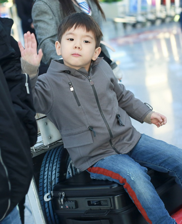 杜江霍思燕嗯哼一家三口亮相机场嗯哼呆萌挥手向记者问好