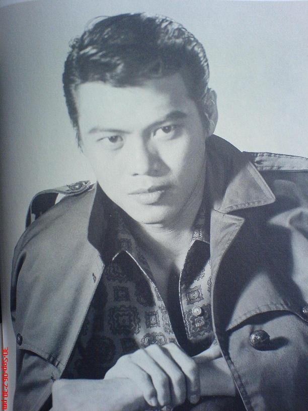 罗烈,原名王立达,1938年出生,十多岁来到香港.