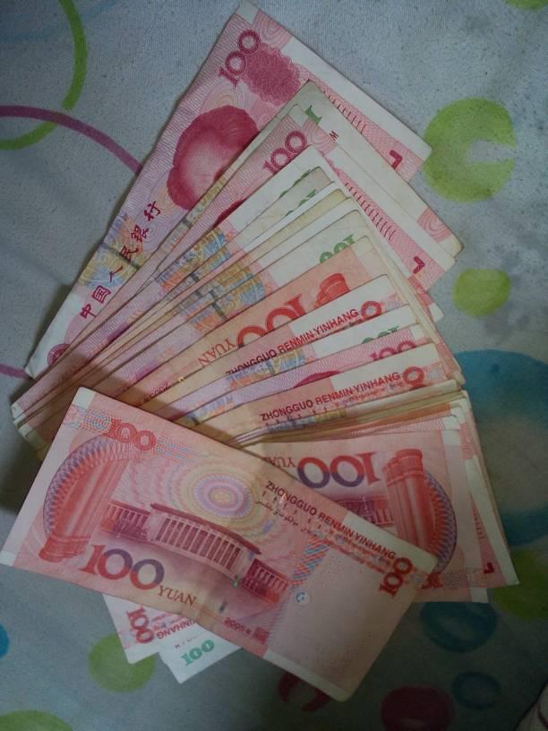 我记得那天他爸爸不在家,就他妈妈和保姆在家,保姆做了一桌子菜,一顿