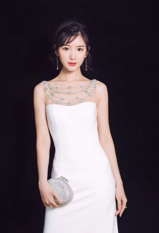 她在外辛苦工作回到家,却把相恋4年男友捉奸在床,29岁美如画