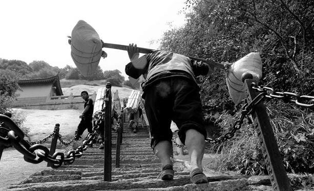 回忆里挑着担子,跳着舞步的挑脚夫,是我眼里最高大的劳动者