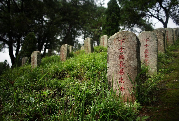 这座烈士陵园埋有5名日军,起初人们不解,看到碑上两字拍手叫好