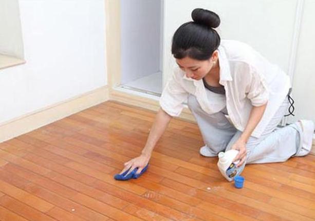 木地板拖了老是脏,老保姆教你三个清洁小妙招,一周不拖地也干净