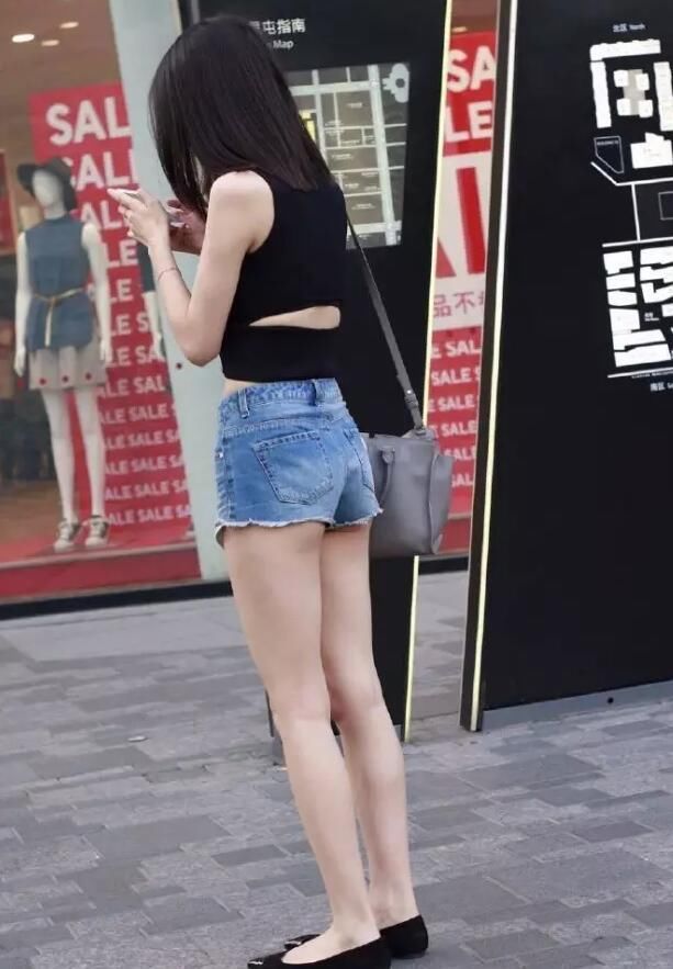 小巧玲珑的美女,优雅的出门逛街,小身材照样有"大味道"