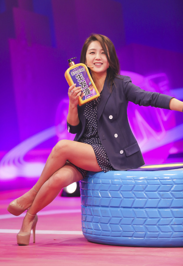 何洁身穿一款黑色连衣裙,外搭一款黑色西装外套,看起来个性又时尚