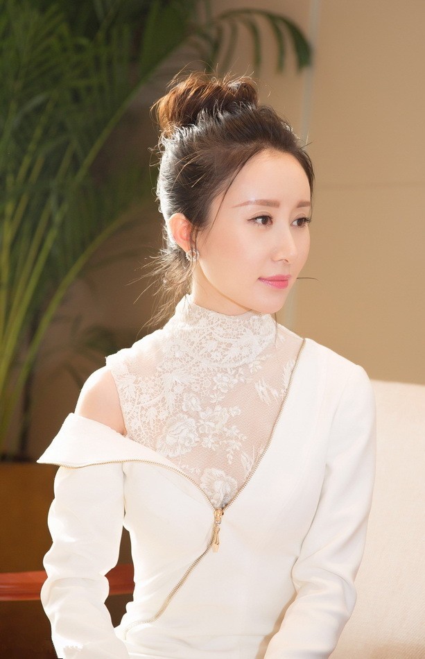 舒畅白衣翩翩 露肩透视装尽显女人味