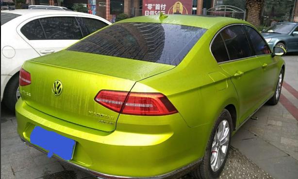 小伙子买大众迈腾:竟贴上这样的车膜,打开车门时朋友们笑坏了