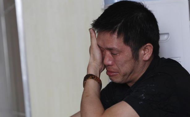 拾荒老汉骑三轮车刮花汽车,车主骂人动手,几天后医院哭着道歉!