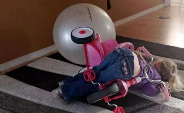 拥有奇葩睡姿的熊孩子,动作搞笑到想喷饭……!