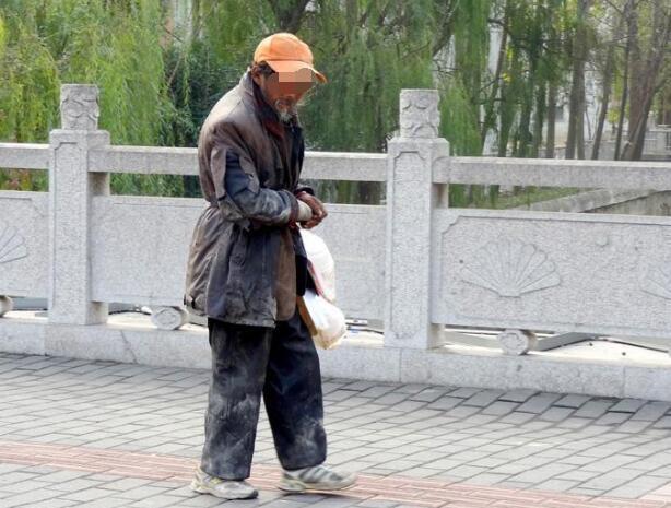 流浪汉进饭店要饭, 老板娘让他赶紧走, 老板认出他后却跪地大哭