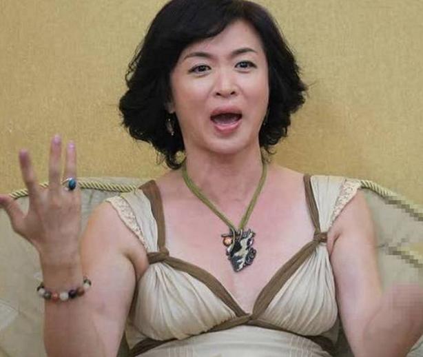 我天金星太大胆了吊带裙直接上阵网友真把自己当女人了