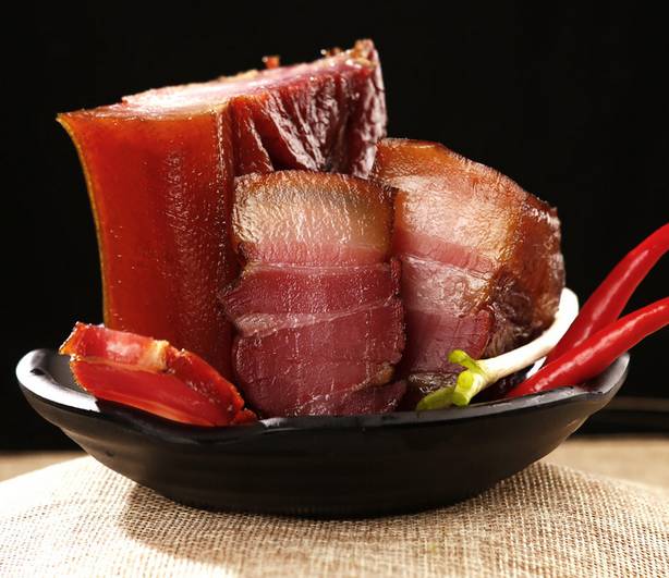 在湘西,迎接春节最好的美味,是那一块块让人垂涎欲滴的腊肉