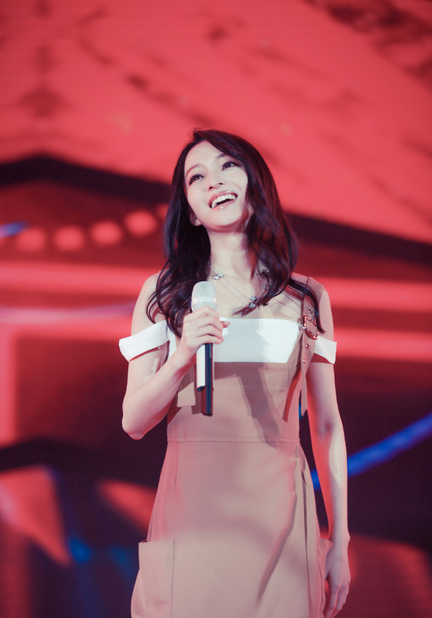 她险成天后级女星,却遭母亲造谣其吸毒糊成18线,如今再度惊艳归来