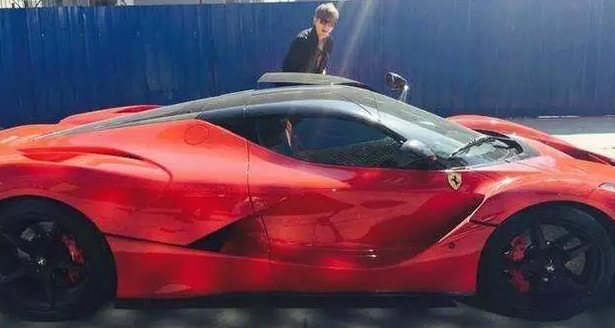 这台法拉利laferrari据说是买惠州首富的儿子陈柯桦的,贾乃亮当时花了
