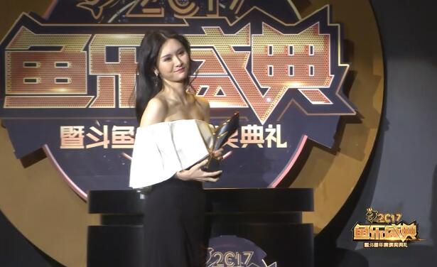 斗鱼年度总冠军阿冷发表获奖感言:这奖应该颁给身后支持她的人