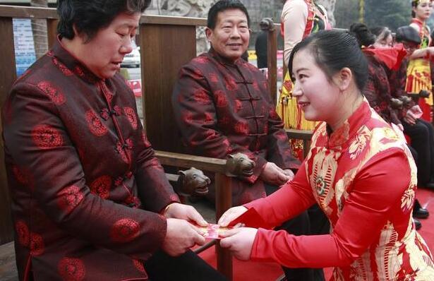 过年男友带我见公婆, 准婆婆给我大红包, 拆开后, 我说分手快乐