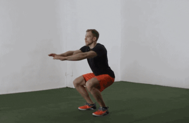 10 徒手深蹲悬吊在单杠上,提膝让大腿与地面平行.